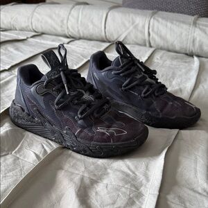 MB.03 Lo Team Big Kids' Basketball Shoes size 4